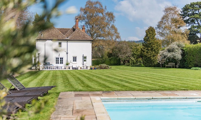 Charing House | Burleigh House by Bloom Stays - sleeps 12 guests in 6 bedrooms