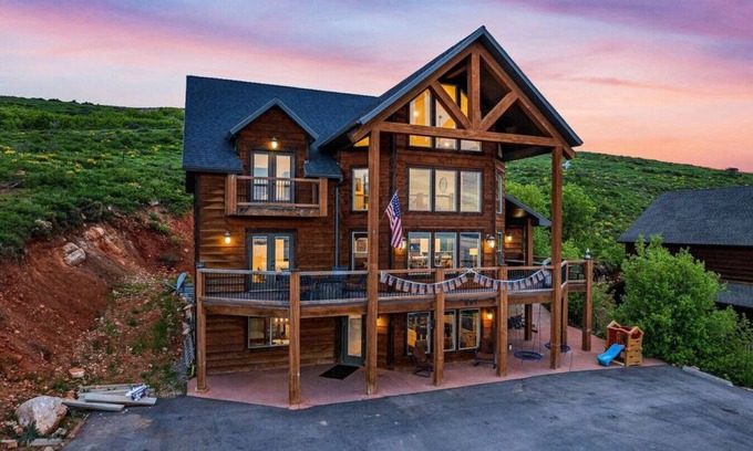Harbor Village Cabin | Burly Bear |Barrel Sauna - Hot Tub - Game Room + Amazing Views!