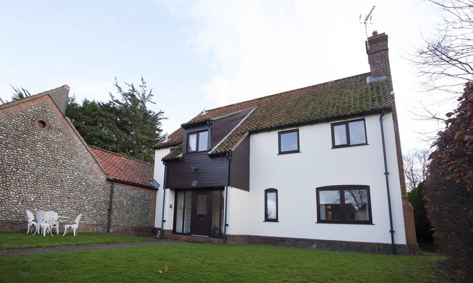 Holt Cottage | Burnham B - a self catering cottage that sleeps 4 guests in 2 bedrooms