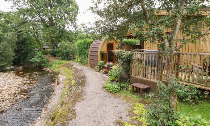 Torlundy Cottage | BURNSIDE LODGE, family friendly, with open fire in Fort William