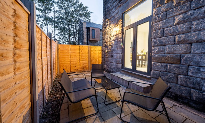 Leeds Apartment | Bv Leeds 2 bedroom Townhouse With Private Parking