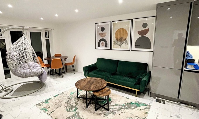 Slough House | Bvlgaria house - Private parking