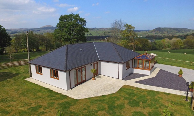 Bala House | Bwthyn Bryn yr Aber - Two Bedroom House, Sleeps 4