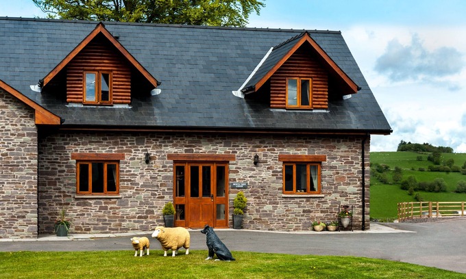 Brecon House | Bwthyn y Bannau - Four Bedroom House, Sleeps 9