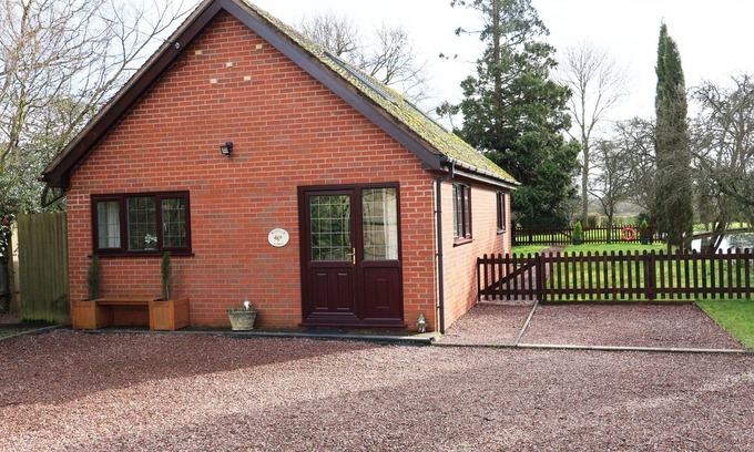 Forest of Dean Cottage | BYEFIELD LODGE, pet friendly, character holiday cottage in Welland