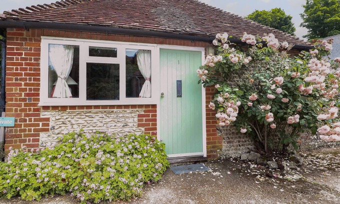 Pulborough House | BYRE COTTAGE 1, romantic, character holiday cottage in Storrington