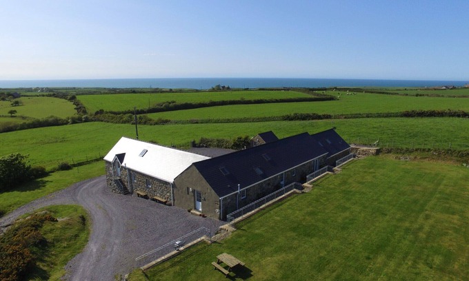 Garn Fadryn House | Bythynnod Lleuddad Cottages