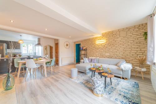 Corgoloin House | Côté Cour, 3 chambres, terrasses, jardin privé avec terrain de pétanque, cave voutée