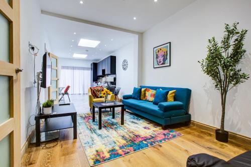 Bounds Green Apartment | C Monroe by Artsy