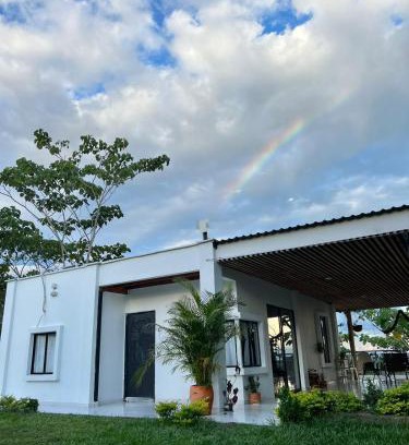 Puerto Triunfo House | Cabaña Campestre con Piscina en la Hacienda Nápoles