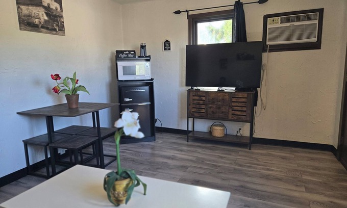 Manitou Springs Cabin | Cabin 18 | 2 Beds + Kitchenette Near Parks