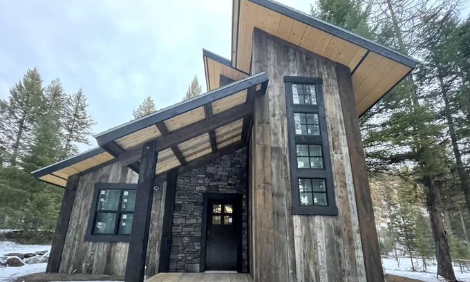 Whitefish House | Cabin#2 rustic/modern 4Bd sleeps 9 pet friendly 8 minutes to downtown whitefish