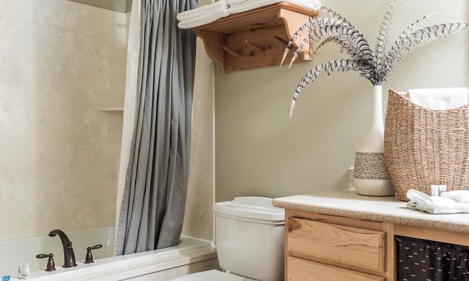 Almo Cabin | Cabin 8 at the Charming Rustic Almo Inn near City of Rocks and Castle Rock Park