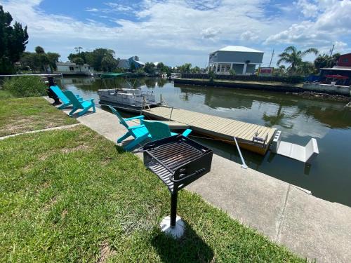 Spring Hill House | Cabin by the Sea - Waterfront Direct Gulf Access- Pontoon Boat Rental On Site or Bring Your Boat- Paddlecraft included