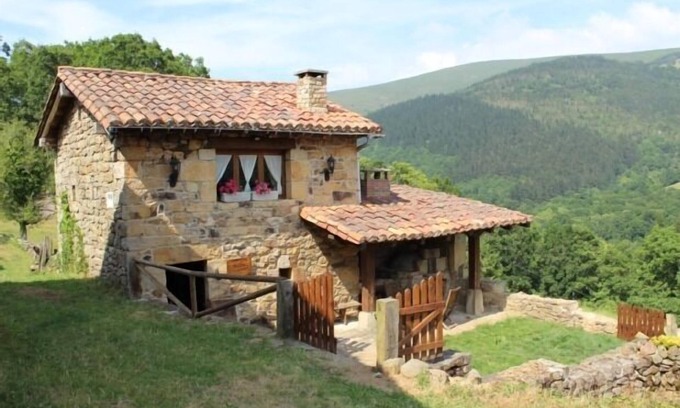 Luena Cottage | Cabin in the mountain (full rental) for 2/3 people. Pets allowed