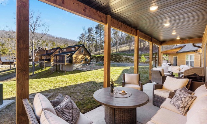 Branson Cabin | Cabin Near Table Rock Lake-Firepit-Pvt Hot Tub-Ultimate Community Amenity Experience-Free Tickets