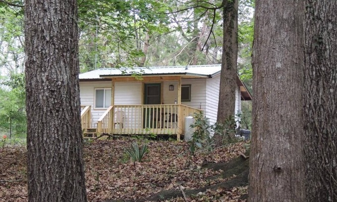 Fort White Cabin | Cabin on Sante Fe Inlet in Three River Estates (walking distance to park)