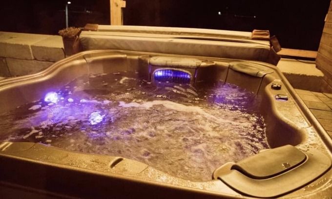 Elkader Cabin | Cabin on the Bluff with Hottub
