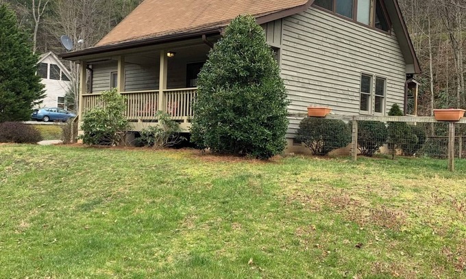 Sylva Cabin | Cabin on the Creek in Sylva with Chicken Coop - Pet friendly!