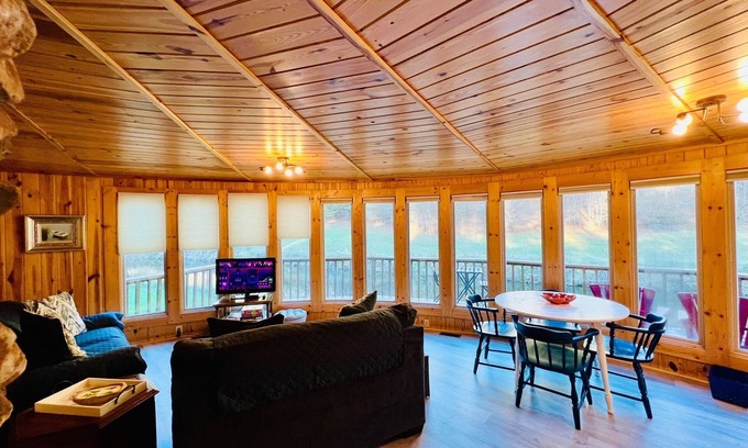 Boone Cottage | Cabin on the New River with large deck to enjoy!