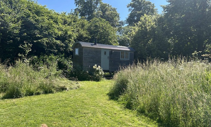 Bletchley Cabin | Cabin Retreat in Bedford - Sleeps 2 & Free parking