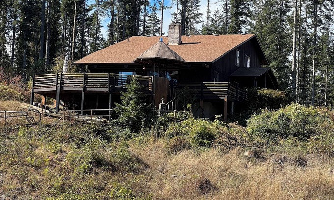 Alvadore Cabin | Cabin Retreat-nearUO-Arpt-Vineyards-slps 1-16-Events ok with prior-PETSTAYFREE
