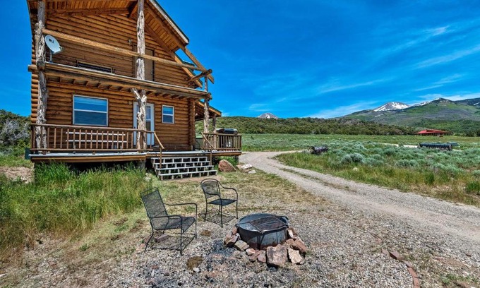 Spanish Valley House | Cabin with Fire Pit, Views and BBQ 18 Mi to Moab!