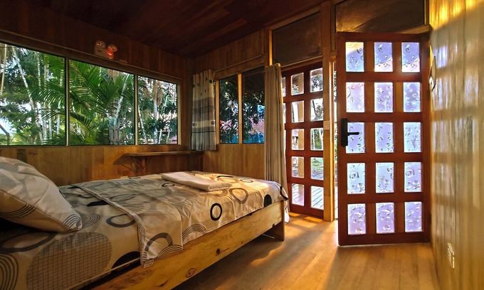 Iquitos Bed & Breakfast | Cabins and lake, abundant vegetation and wildlife in the heart of downtown Iquitos