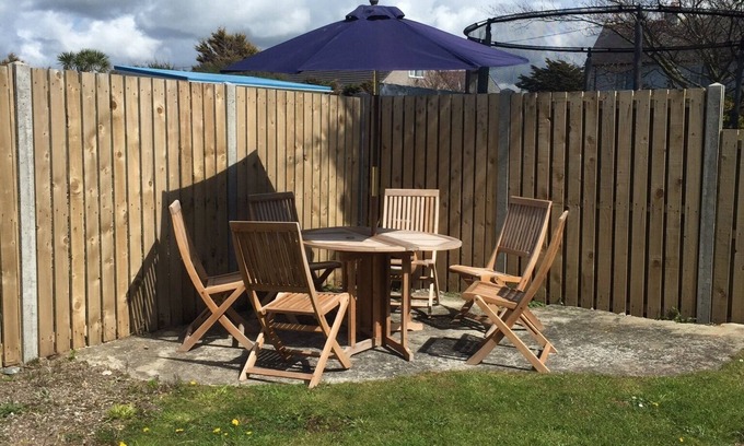 Rhosneigr House | Cae Cloc - Dog friendly house in central location 2 mins walk to beach