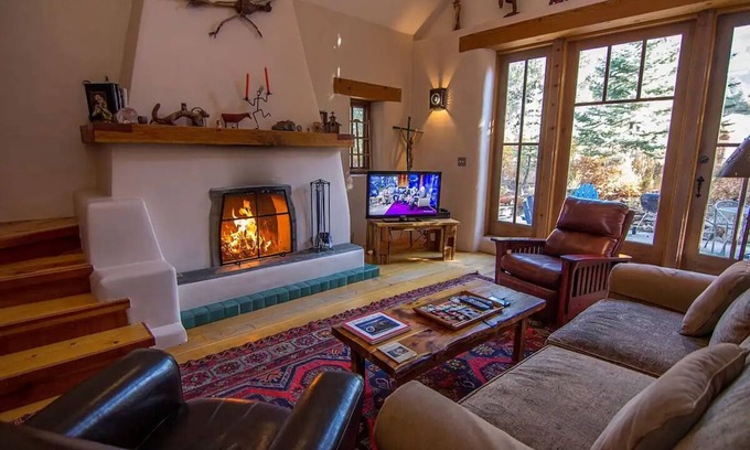 Arroyo Seco House | Caja de Tesoro ~ A Romantic Mountain Getaway!