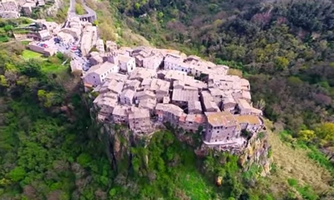 Calcata House | Calcata Artists Room