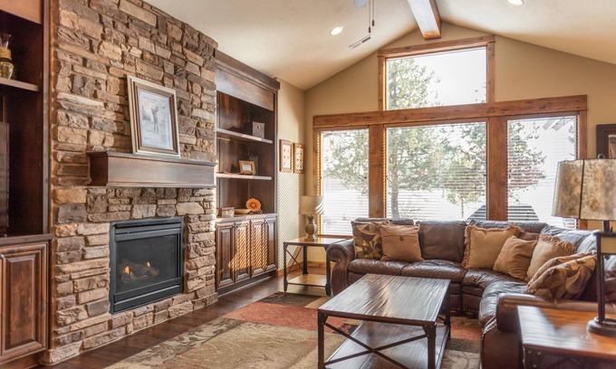 Sunriver Cabin | Caldera Hideaway with Golf Views, Patio & Hot Tub