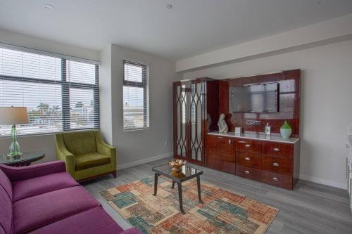 Bankers Hill Apartment | Cali King Size One Bedroom Luxurious Suite in DTSD