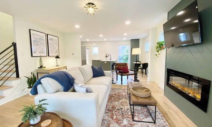 Grandview Heights House | 💫 Cali Style Townhouse - Mins to Everything💫