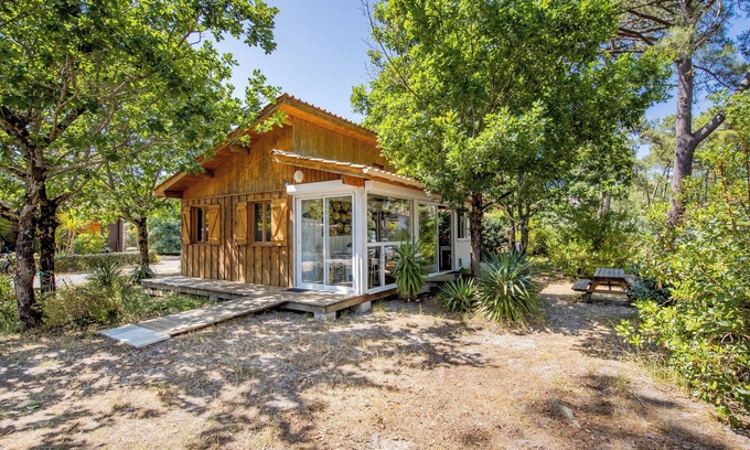 Vendays-Montalivet House | Californie 48 – Relaxation in the Pine Forest with Shared Pool, Terrace, and Natural Atmosphere in Montalivet