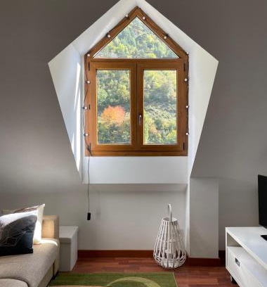 Canfranc Apartment | CALMFRANC ático abuhardillado con vistas al río y la montaña Avistamiento de ciervos en Canfranc Pueblo