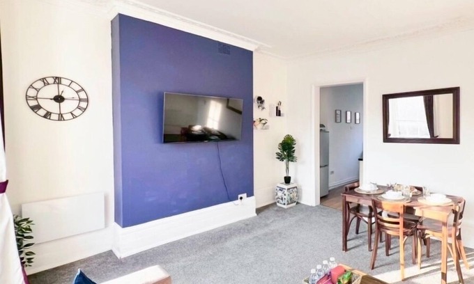 Camden Town with Primrose Hill Apartment | Camden - 3 Bedrooms - Sleeps 6 - Near Underground