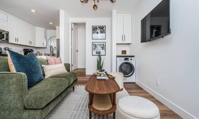 Coronado House | Camellia Suite - Near Bay, Shops & Ferry Landing
