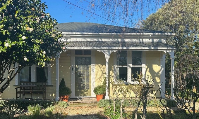 Martinborough Cottage | Camilla Cottage - 2 bedrooms close to the square