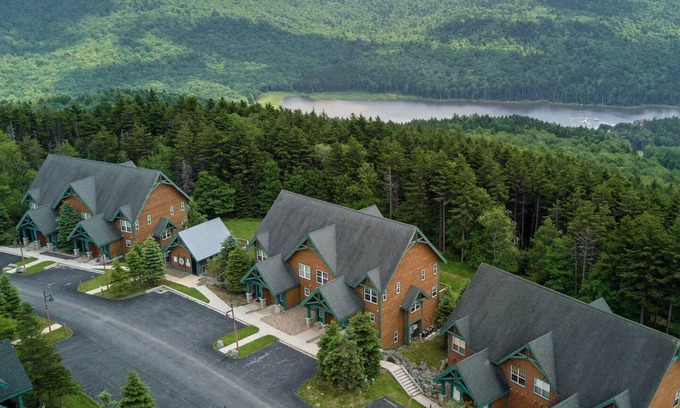 Snowshoe House | Camp Four 23: Pet Friendly, Slope side, Gas Fireplace.
