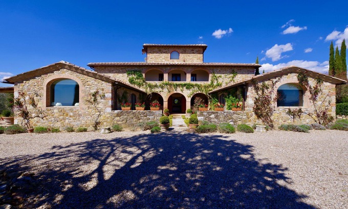 Castelnuovo Berardenga Villa | Camparone, ArcenoRentalsClub Magnificent Chianti Villa Exclusive Pool Concierge