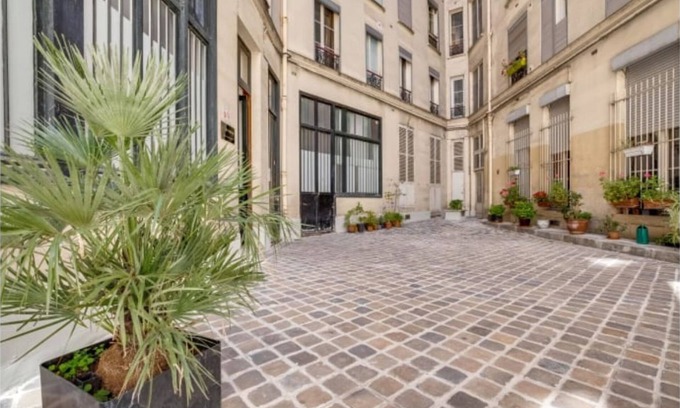 Saint-Vincent-de-Paul Apartment | Canal Saint Martin studio