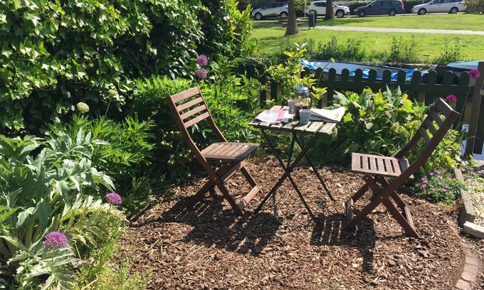 Landsmeer Cottage | Canalside Cottage with garden by the water. Near Amsterdam