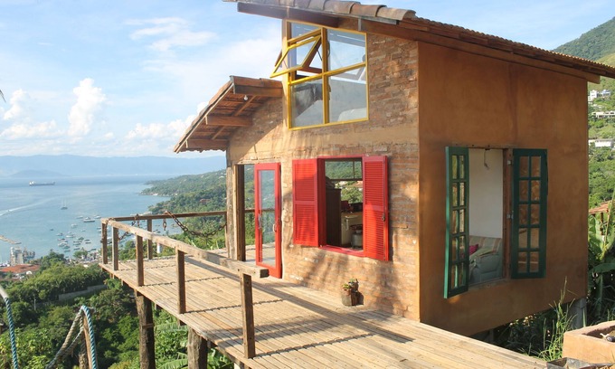 Ilhabela Historical Center Ski Chalet | CantaGalo Ilhabela rustic and cozy from where you can see the sea and the hills of the island.