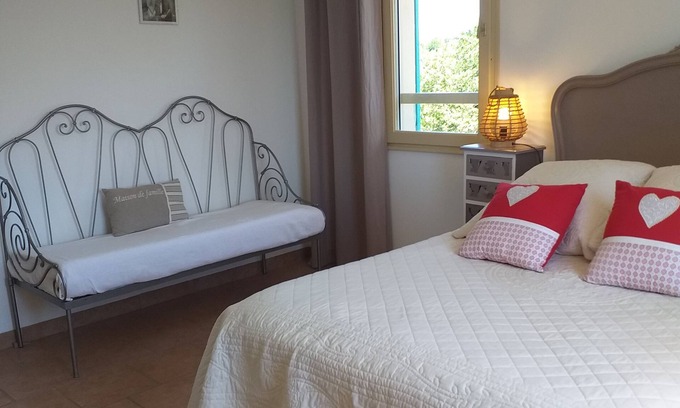 Lacoste House | Cante Grillet in Provence at the foot of the Luberon LACOSTE (84480) Chambre FLORY