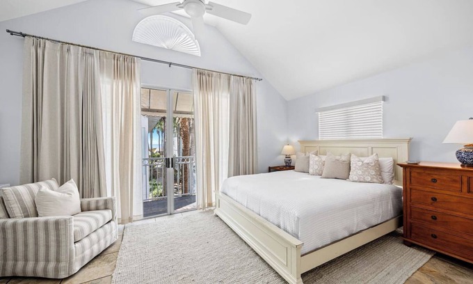 Crystal Beach House | Cap`s Cottage: Upscale Retreat-Walk to Beach+Pool