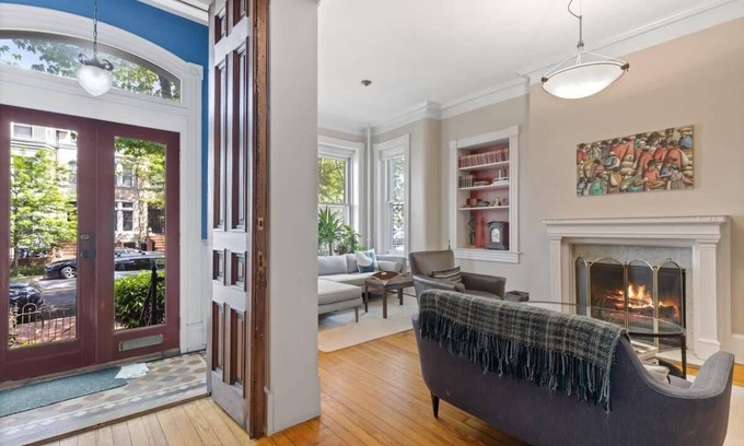 Stanton Park House | Capitol Hill Homestay/Historic & Solar-Powered