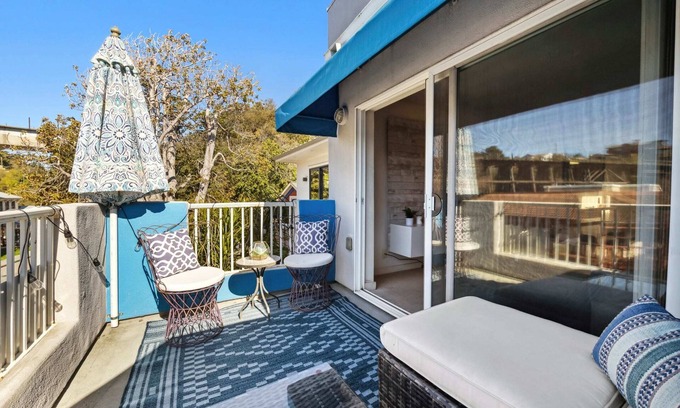Capitola House | Capitola Sands: Modern Condo with Parking