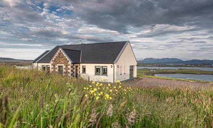 Roskhill House | Captain's Rest with Hot Tub and Sauna