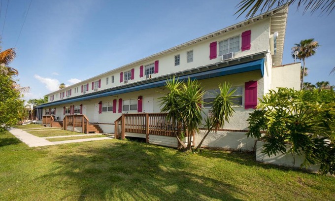 Everglades City Hotel | Captain's Table Hotel by Everglades Adventures